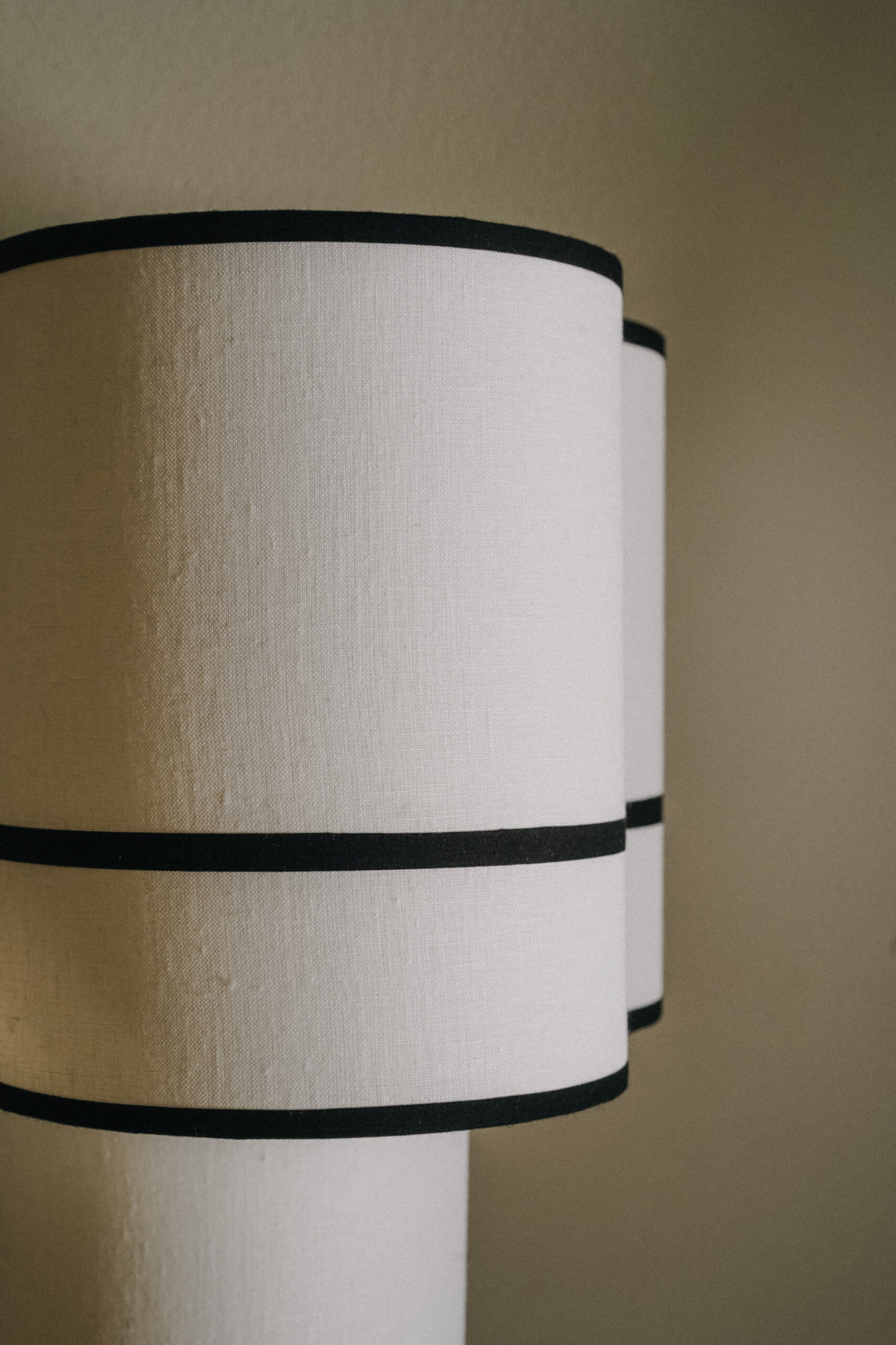 Stolna lampa s valovitim sjenilom i kontrastnim detaljem - Slika 2