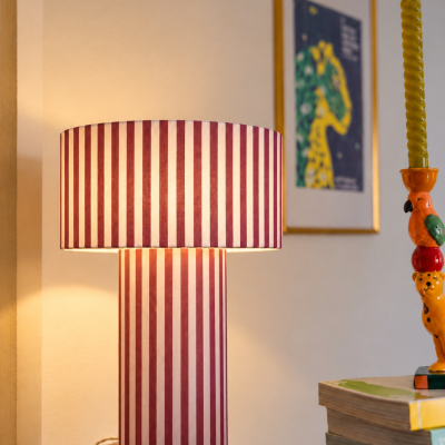 Stolna lampa od tkanine s bordo prugama