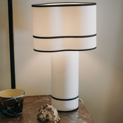 Stolna lampa s valovitim sjenilom i kontrastnim detaljem
