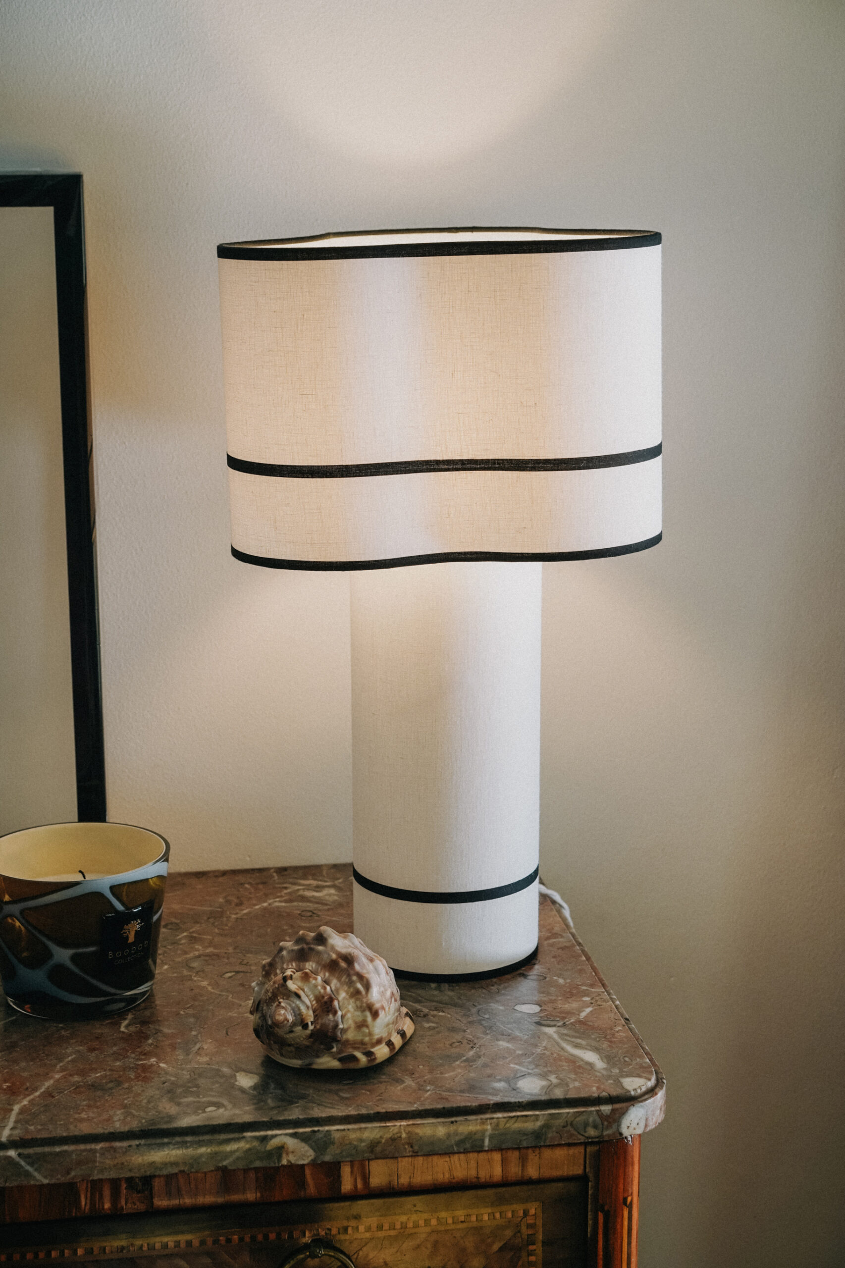 Stolna lampa s valovitim sjenilom i kontrastnim detaljem